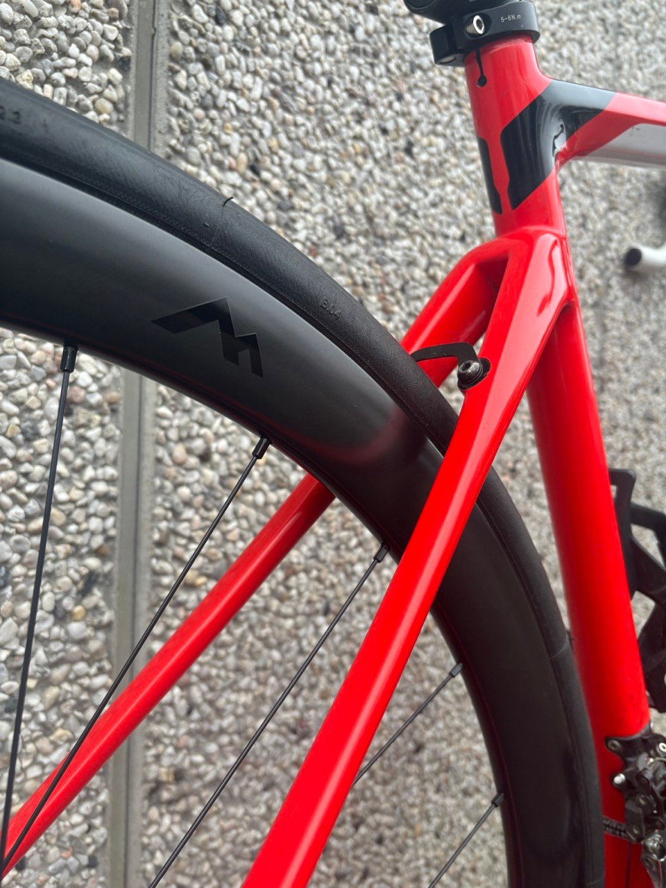 Roues carbone Serra sur vélo de route