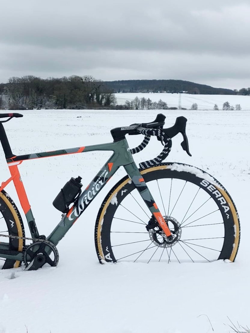 Vélo équipé de roues carbone Serra