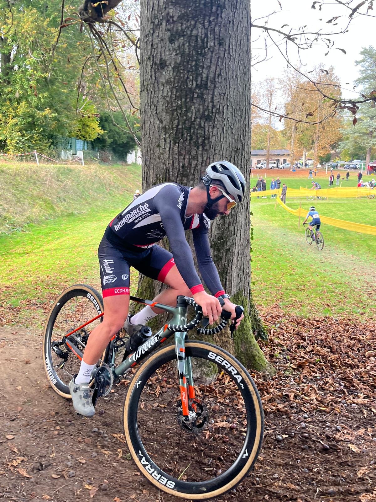 Détail roue carbone Serra